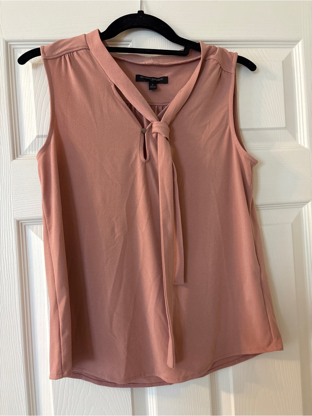Banana Republic Tie-Neck Sleeveless Shell in Dusty Pink